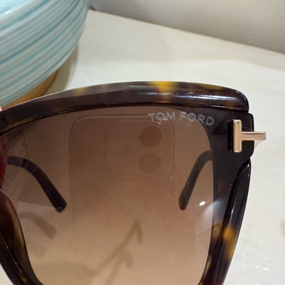 Tom Ford Leah Brown Sunglasses Like New - Picture 3 of 8